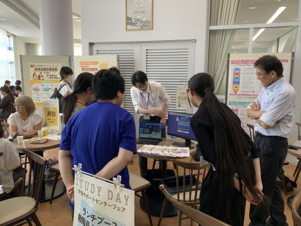 AIの活用法に熱視線！ブースで説明を聞く学生たち