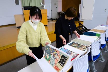 浮世絵作品を扱う小野さん