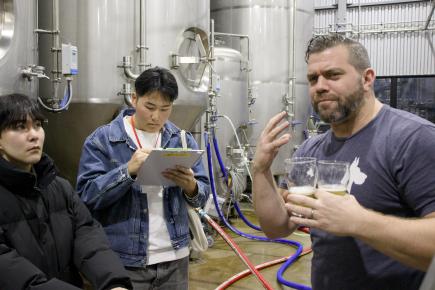 英語でのブルワリー見学の様子