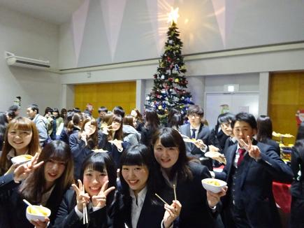 後ろに見えるのは学生会の巨大なクリスマスツリー