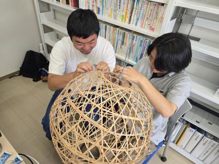 骨組みに花を取り付けます