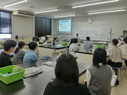 体験授業・実験の様子担当教員から説明を受けています