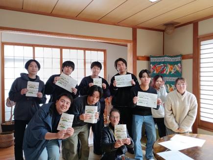 大滝自然農園の佐藤茂さんを囲んで（たまねぎ麹のラベル完成！）