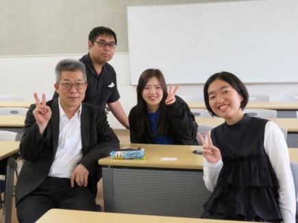 引率の稲澤准教授と今夏訪問予定の学生にアドバイス