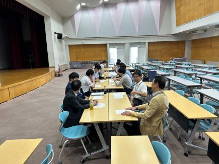授業開始前、自治体職員同士の意見交換