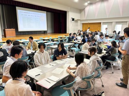 グループに分かれての中間検討会