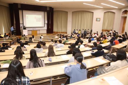 学内スタッフ紹介の様子