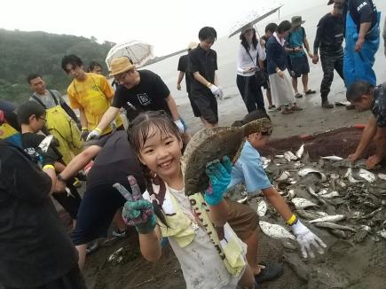 とったど～！　獲った魚は、お持ち帰り。