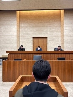 判事席、証人席、原告、被告の席に座る