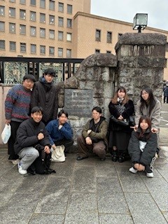 裁判所の前にて