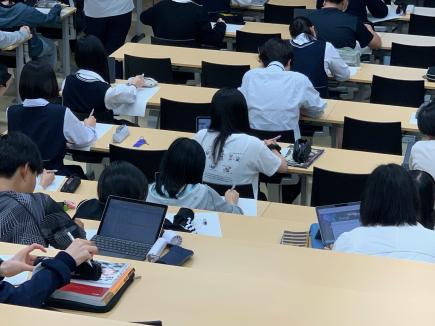 ワークシートに取り組む学生たち