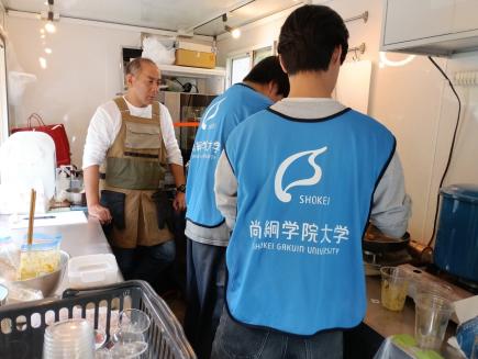 キッチンカーの中で秋保ワイナリーの毛利さんの薫陶を受ける学生