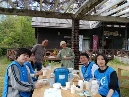 秋保ワイナリ―の毛利さん、手作りジャムのちごゆりさんと団らん