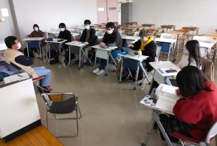 長沼さんを教室に招き、受講生たちが記事の構想について質疑