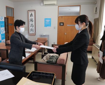 鈴木学長より賞状と奨学金が授与されました。
