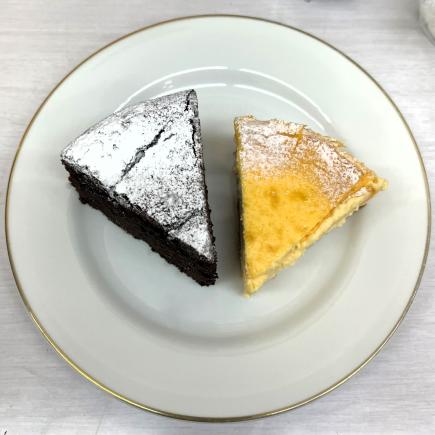 ガトーショコラ（左）とチーズケーキ