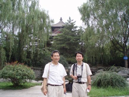 学会の帰り、青竜寺遺跡にて。右の方は富山大学の大野教授。