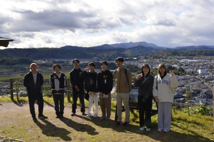 大江町をバックに