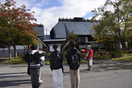 歴史民俗資料館前