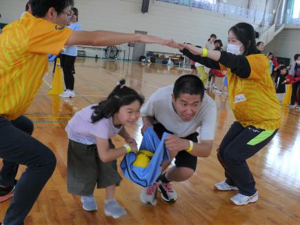 「力を合わせて、落とさないようにね♪」