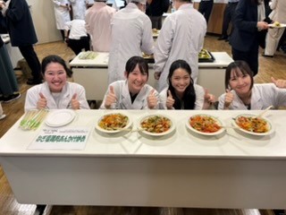 「ねぎ塩鶏肉あんかけ炒め」とレシピ開発に取り組んだ学生