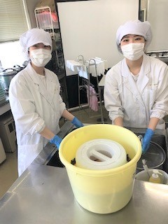 最後に蓋と重石をのせて今回の作業は終了です。