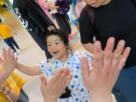 素敵な絆に「はいっ、タッチ！」