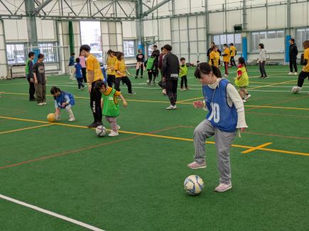 プロコーチによるボール運動→ミニゲームで対戦！