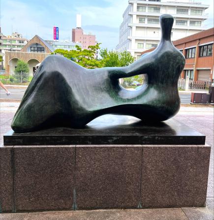 彫刻作品の洗浄にも取り組みました