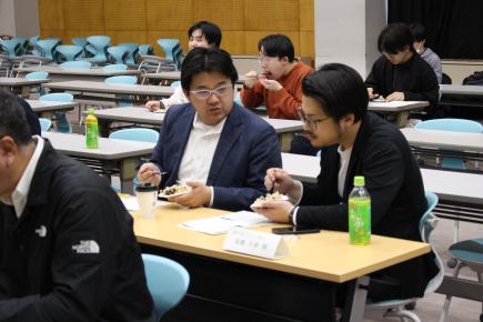 きくらげの炊き込みご飯試食の様子