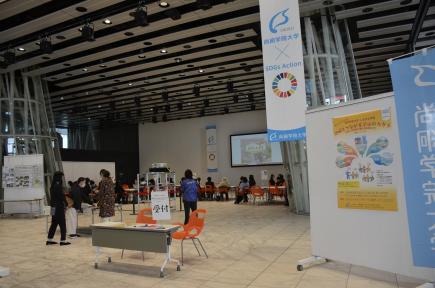 受付から奥の様子を望む