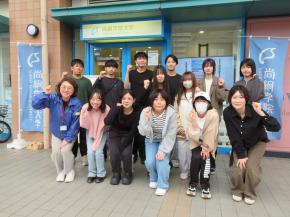 ゼミ生と長町サテライトプラザの前で