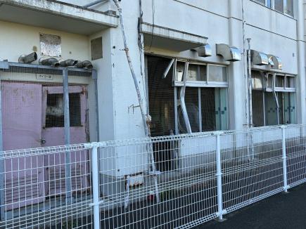 校舎裏側のひしゃげた給食室窓