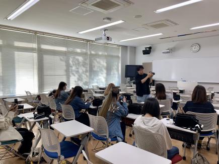 【写真１】　熊谷先生からカメラの操作方法を学ぶ