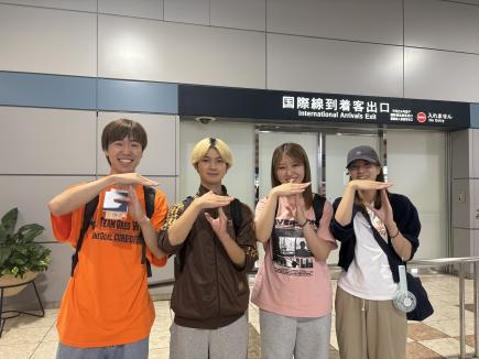 仙台空港に到着。ジャパンのJのポーズで記念撮影。