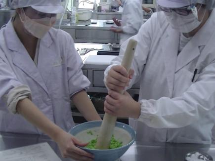 調理学実験Ⅱ伝統食の調理（ずんだ餡作成中）