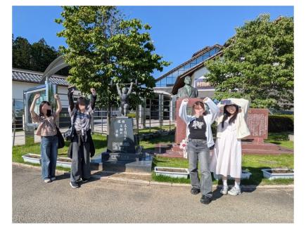 村田町出身のオリンピックメダリスト、三宅義信の銅像の前で。
