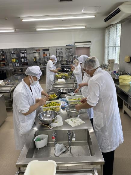 実習室で作業を行いました.